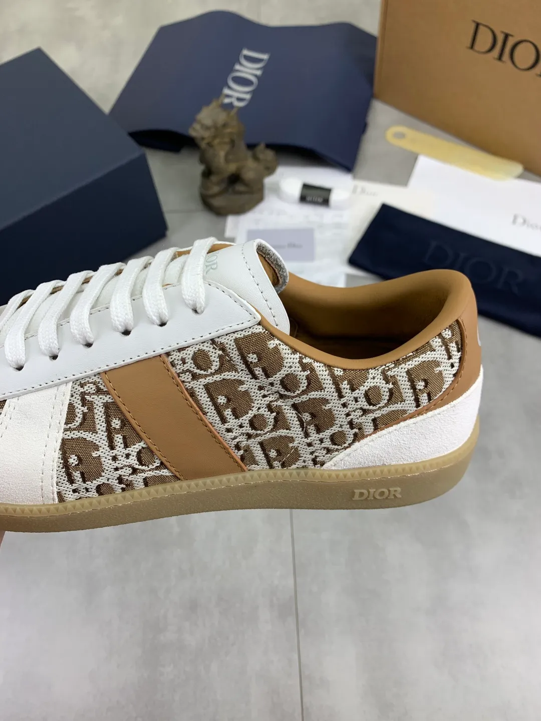 Men's men's shoes 💰P542 New Dior B01 top version of moral training shoes! ! ! White first-layer cowhide, fully oiled upper, original TPU molded outsole. New to the Fall 2025 collection, this sneaker marks the return of Dior’s classic style, reinterpreted in a stylish and elegant silhouette. Crafted from white smooth first-grain cowhide with a tonal silk sheepskin lining, it features the Dior logo on the tongue and inner sides, and a CD icon on the heel. Paired with Tpu anti-slip soles of the same color, it can be matched with various styles to create a sophisticated look.  Code number: 39-45 Complete package with airplane box
